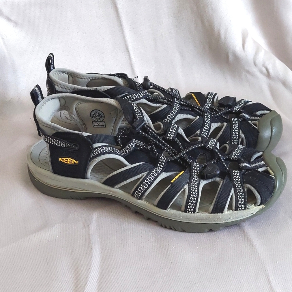 Keen Sandals, Size 9.5, (EU 40), Water Shoe, Black & Gray, Adjustable Cord, New!